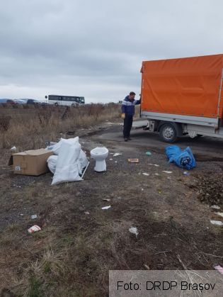 BRAȘOV. Vas de toaletă și alte deșeuri, aruncate la început de an în parcările de la marginea drumurilor naționale (FOTO) 1 gunoaie_261843.jpg