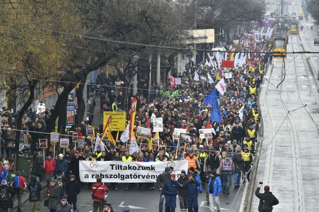 Mii de protestatari, la Budapesta, față de „Legile Sclaviei" 1 hungary.jpg