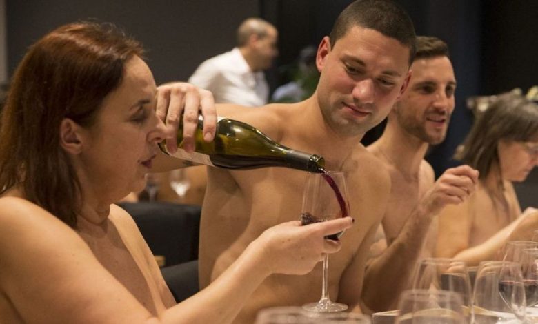 Primul restaurant de nudiști din Paris se închide 1 nudisti.jpg
