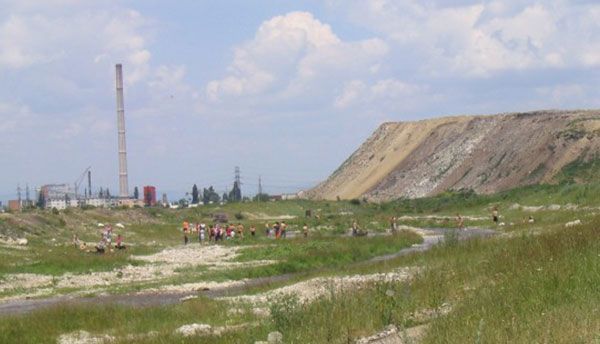 BRAŞOV. Groapa de deşeuri industriale a fostei Uzine Tractorul va fi închisă acum din banii municipalităţii 1 rampa-gunoi.jpg