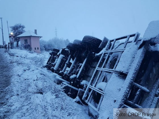 BRAȘOV. Autovehicul de mare tonaj, răsturnat în afara șoselei, la Râșnov 1 IMG-20190212-WA0022_263398.jpg