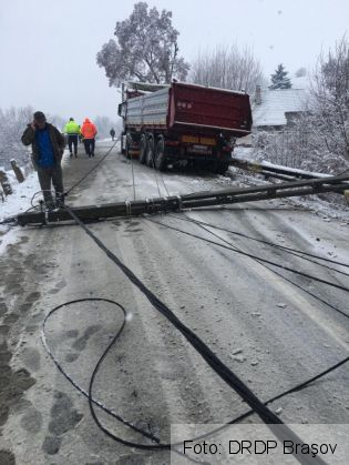 Stâlp doborât de un TIR, în Covasna (FOTO) 1 IMG-20190212-WA0045_263407.jpg