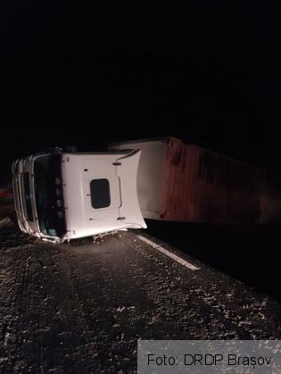 BRAȘOV. Blocaj după ce un TIR s-a răsturnat pe DN 13 (FOTO) 1 IMG-20190222-WA0027_263765.jpg