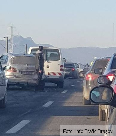 BRAȘOV. Nouă mașini avariate în trei tamponări produse azi-dimineață, pe drumul spre Hărman 1 accidentharman_2.jpg