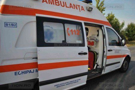 BRAȘOV. Bărbat mort după ce a căzut într-o râpă din județ 1 ambulanta_20.jpg