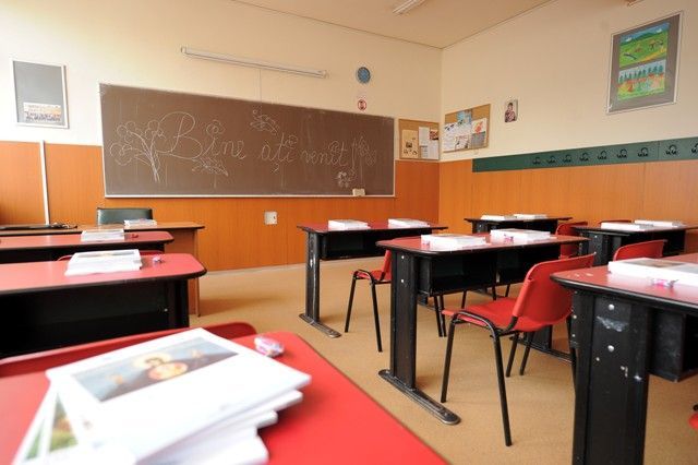 Elevii vor primi vouchere pentru „trening şi adidaşi” 1 elevi_12.jpg