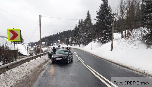 BRAȘOV. Trafic îngreunat la Predeal, după ce gheața căzută de pe o remorcă a spart parbrizul unei mașini 1 gheataremorca.jpg