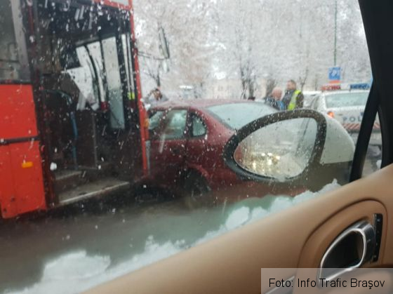 BRAŞOV. Autobuz RATBV implicat într-o coliziune în lanţ, lângă Livada Poştei (FOTO) 1 livada postei_263413.jpg