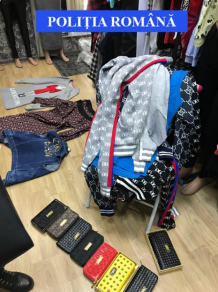BRAŞOV. Haine şi încălţări contrafăcute, confiscate de poliţişti (FOTO) 1 marfa contrafacuta_263252.png