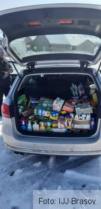 BRAȘOV. Comerț din portbagaj, în târgul auto din Tărlungeni 1 marfa portbagaj_263549.jpg