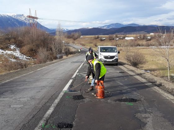 BRAȘOV. Se astupă gropi pe DN 73, între Râşnov şi Bran (FOTO) 1 plombari-DN73.3_263167.jpeg