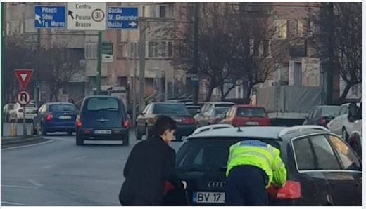 BRAŞOV. De ce a devenit viral gestul unui poliţist într-un sens giratoriu. „Dacă ar fi fost jandarmii...” 1 politist-giratoriu1.jpg