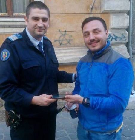 BRAȘOV. Telefon recuperat datorită unui jandarm 1 telefonjandarm.jpg