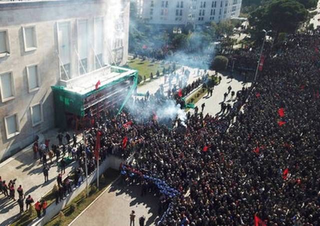 Proteste violente în Albania 1 tirana.jpg