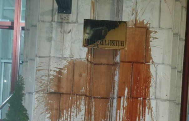Fostul șef CCR: „Nu înţeleg de ce magistraţii se lasă călcaţi aşa în picioare” 1 vandalizare-ministerul-justitiei.jpg
