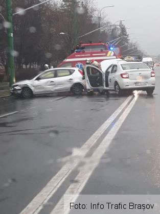BRAȘOV. Taxi implicat într-un accident, pe Bulevardul Saturn 1 FB_IMG_1553004394901_264663.jpg