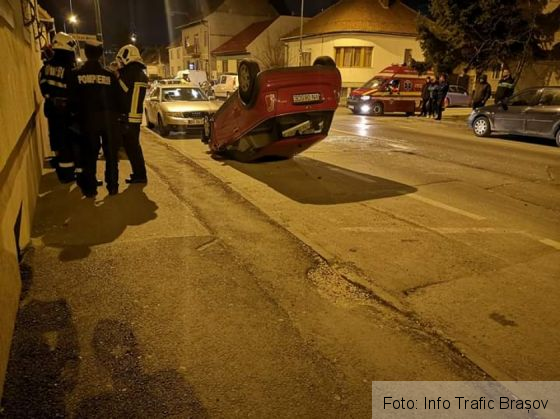 BRAȘOV. Autoturism răsturnat pe strada Nicolae Titulescu (FOTO) 1 FB_IMG_1553580631909_264954.jpg