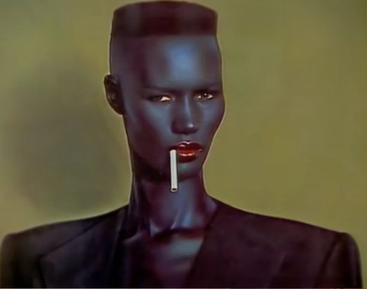 Wow! La 70 de ani, un celebru manechin a defilat în chiloţi pe scenă 1 Geace Jones 2_264105.jpg