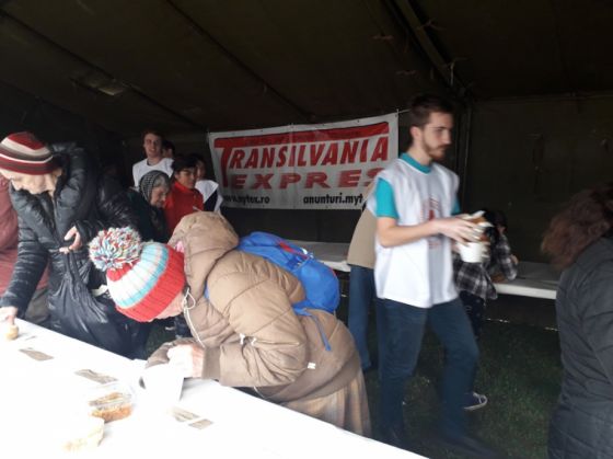 BRAȘOV. Asociaţia Comunitară „Transilvania Expres” pregăteşte acțiunea „Şi ei sunt ai noştri” 1 Masa calda ziua doi (45)_249956.jpg