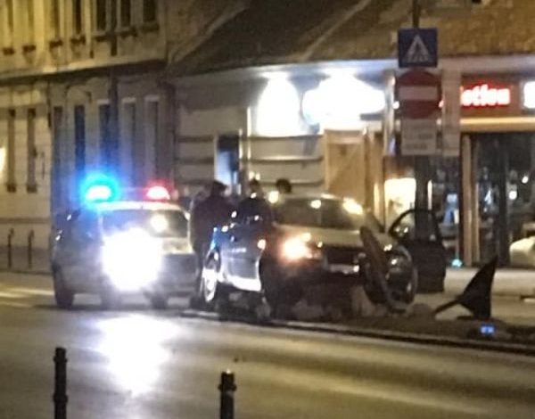 BRAȘOV. Un șofer băut a pierdut controlul volanului pe strada Lungă 1 accidentlunga_8.jpg
