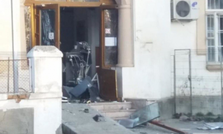 Bancomat aruncat în aer cu ajutorul unei butelii 1 bancomatviziru.jpg