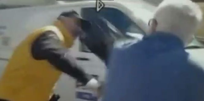 BRAŞOV. Al doilea bărbat implicat în bătaia din Piaţa Sfatului, din timpul mitingului PSD, a fost identificat de poliţişti 1 bataiemiting.jpg