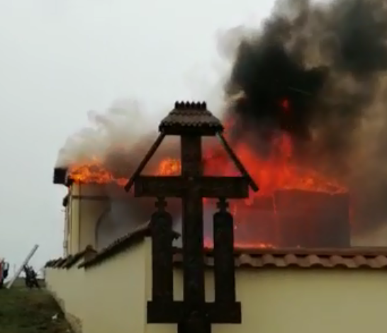 Peste 40 de pompieri intervin pentru a stinge un incendiu izbucnit la mănăstire 1 incendiumanastire.png