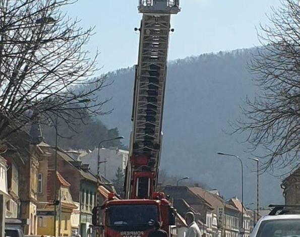 BRAŞOV. Intervenţie cu autoscara, pe strada Lungă 1 interventiestradalunga.jpg