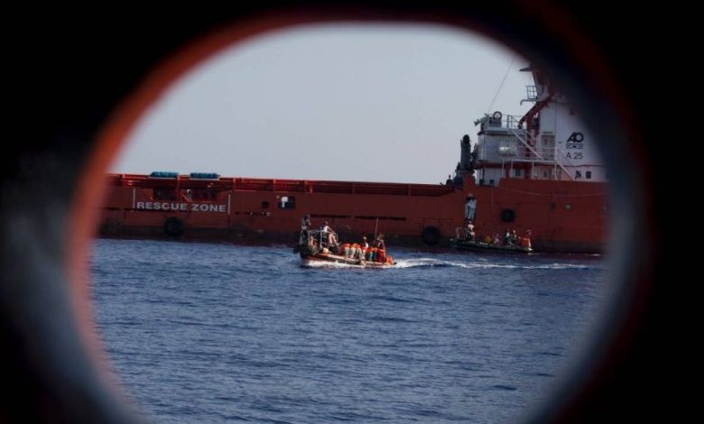 Un grup de migranţi a deturnat o navă comercială 1 migranti_12.jpg