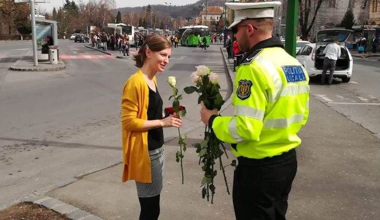 BRAȘOV. Poliția Locală a împărțit astăzi flori 1 politia-locala-flori.jpeg