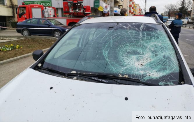 Tencuială căzută peste un autoturism, în Făgăraș 1 tencuiala fagaras_264239.jpeg