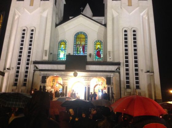 Biserica-afara_266312.JPG