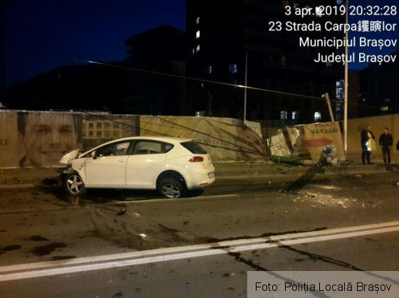 BRAȘOV. Un autoturism s-a izbit de un stâlp RATBV, pe strada Carpaților! Troleibuzele de pe linia 7, înlocuite forțat cu autobuze (FOTO) 1 IMG-20190403-WA0046_265312.jpg