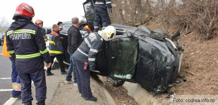 BRAŞOV. Autoturism răsturnat în şanţ, pe DN 1, la ieşire din Codlea 1 IMG-20190422-WA0017_266115.jpg