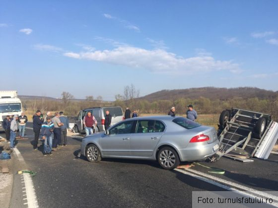 Accident între un autoturism şi un microbuz, pe DN 1 Sibiu - Braşov 1 accident sibiu_265371.jpeg