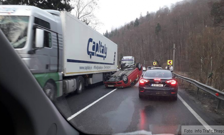 Autoturism răsturnat pe DN 1, în Azuga, la limita cu judeţul Braşov 1 accidentdn1_2.png