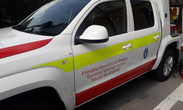 BRAȘOV. Ambulanța Primăriei, chemată la îndepărtarea de arbori de pe carosabil, căderi de țigle și a unui roi de viespi 1 ambulanta_21.jpg