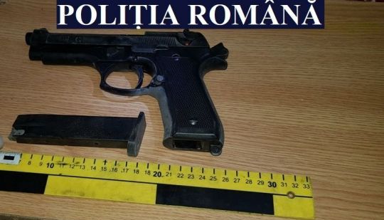Cinci reţinuţi în urma a 18 percheziţii efectuate într-un dosar privind furturi din locuinţe 1 arma_9.jpg