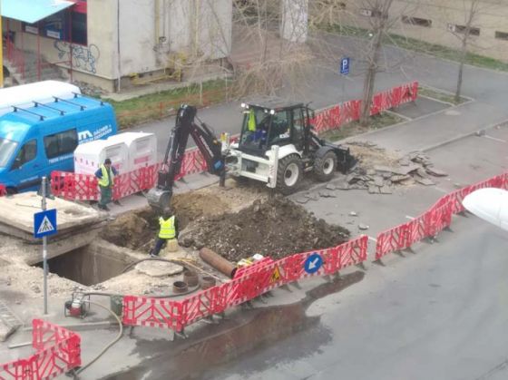 BRAŞOV. „Tranşee” şi mai mari pe Brânduşelor (FOTO) 1 avarie-Branduselor-noua1_265490.jpg