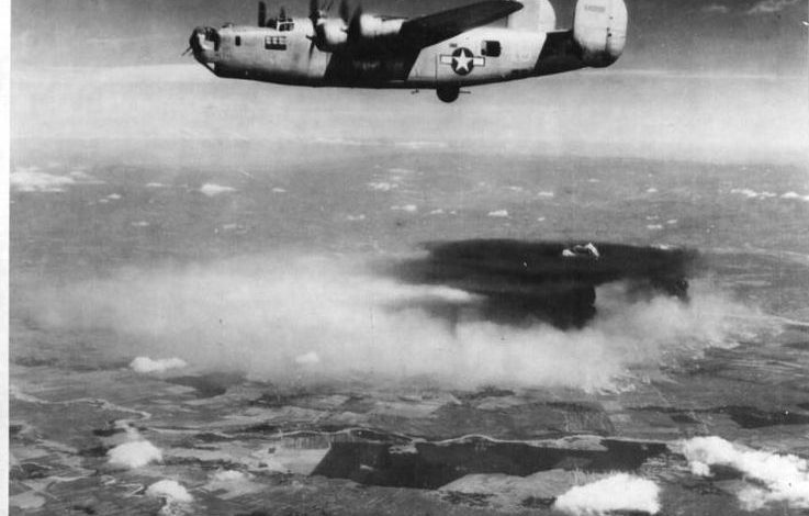 BRAŞOV. 10 minute de bombardament au făcut numeroase victime civile şi au devastat oraşul 1 bombardier_5.jpg