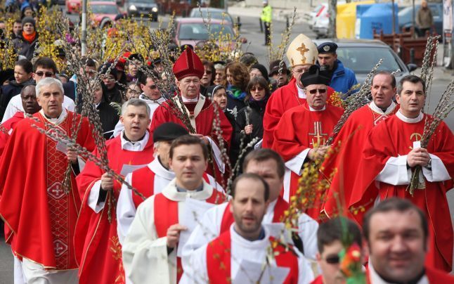 Duminica Floriilor pentru catolici și protestanți. Procesiuni în Capitală și în alte orașe 1 florii-catolici.jpg