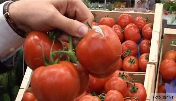 Comisarii Protecţiei Consumatorilor au făcut iar controale la raioanele cu fructe şi legume ale supermarket-urilor 1 fructesilegumestricate.jpg