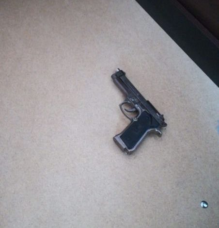 BRAȘOV. Polițiștii l-au prins pe bărbatul care ar fi intrat înarmat în CEC Bank, cu intenția jafului 1 img-20190426-wa0010.jpg