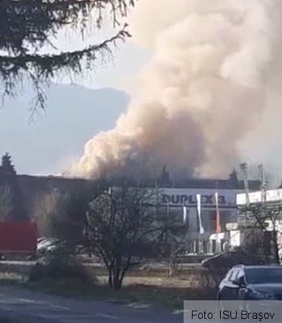 Update. BRAŞOV. Peste 1.000 de locuri de consum erau încă fără curent electric la orele 13.00, în urma incendiului de azi-dimineaţă 1 incendiuduplex.png