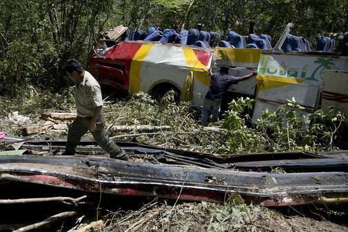 Cel puțin 25 de morți după ce un autocar a căzut într-o râpă 1 lapaz.jpg