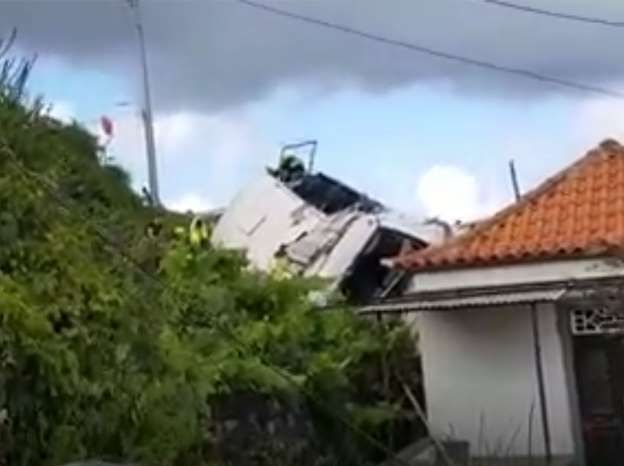 Accident cumplit de autobuz. Cel puțin 28 de morți 1 madeira_3.jpg