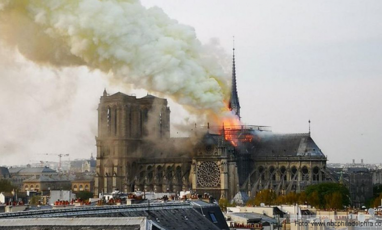 ALERTĂ. Incendiu puternic la Notre Dame din Paris. UPDATE. Un turn deja s-a prăbușit 1 notre-dame-fire.jpg