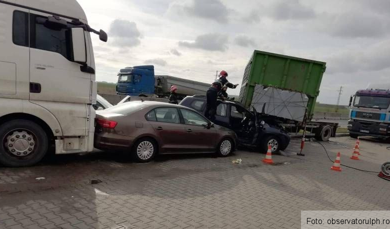 O semiremorcă a făcut pagube şi victime într-o benzinărie de pe DN 1 1 parcareploiesti.jpg