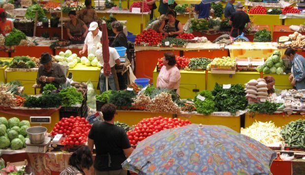 BRAŞOV. Facilităţi pentru producătorii de legume şi fructe cu punct de vânzare în Hala Star 1 piata_2.jpg