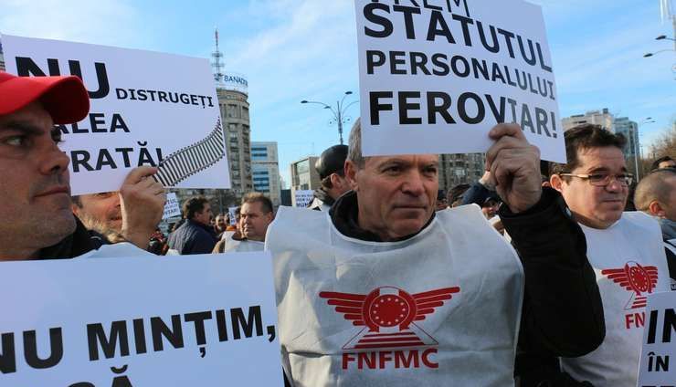 Protest CFR: se cer salarii majorate cu 50% și investiții 1 protest-cfr.jpg